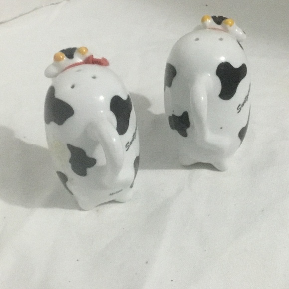 Cow salt and pepper shakers with Switzerland printed on the side.Excellent shape - Picture 4 of 6